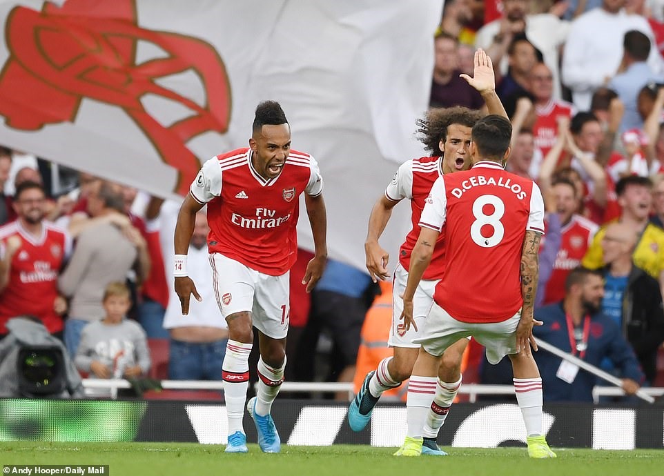 Aubameyang (trái) ăn mừng cùng các đồng đội sau bàn gỡ hòa 2-2. Ảnh: Daily Mail