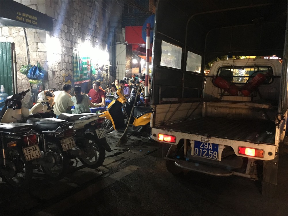 Xe và lực lượng tự quản, Công an phường cắm chốt nhưng các điểm trông giữ xe vẫn thu quá giá gấp nhiều lần quy định của thành phố. Ảnh: Q.H