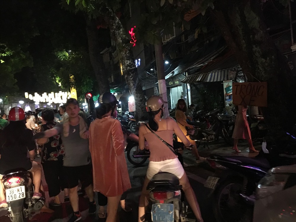 Cá nhân, hộ dân tự ý lập bãi trông giữ xe, chèo kéo khách gửi xe và thu quá giá quy định. Ảnh: Q.H
