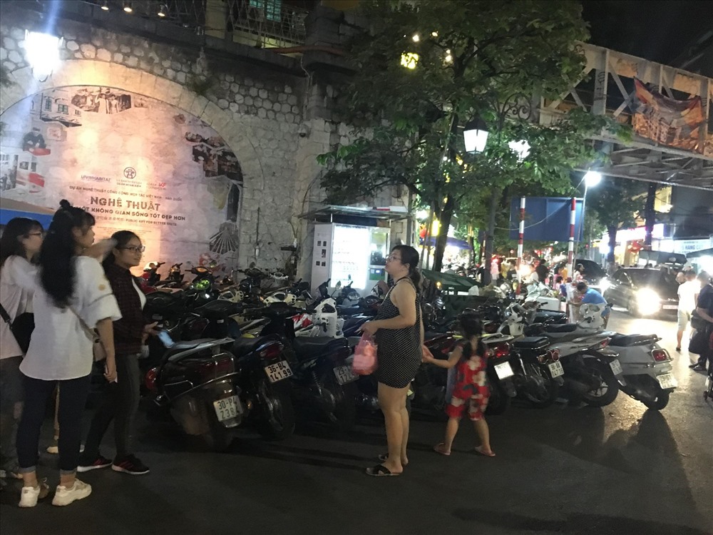 Do các bãi trông giữ xe có phép không đáp ứng đủ nên các bãi trông xe tự phát quá giá lúc nào cũng đông nghịt. Ảnh Q.H
