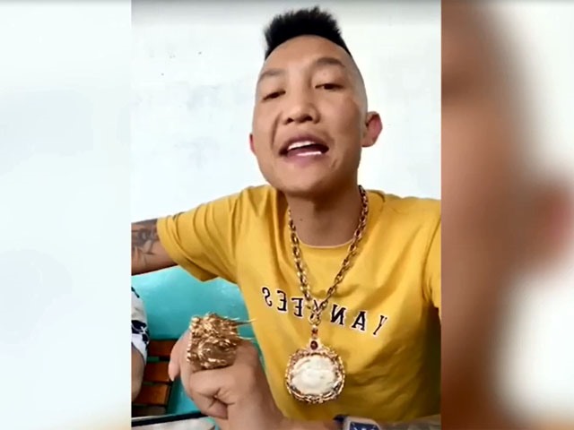 Huấn “Hoa Hồng” thường xuyên trong livestream để khoe độ ăn chơi và tài sản.