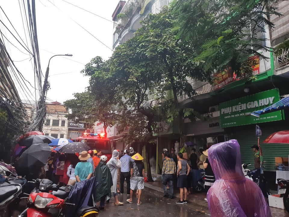 Người dân tập trung tại hiện trường. Ảnh: Tô Thế