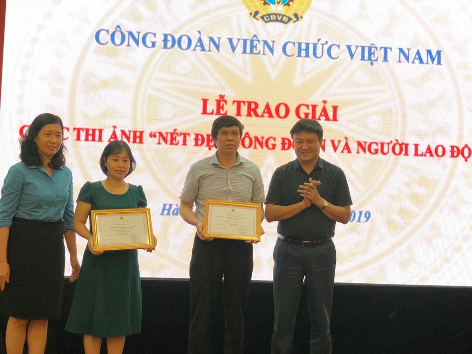 Trao giải cuộc thi ảnh Nét đẹp công đoàn và người lao động. Ảnh: Đ.P