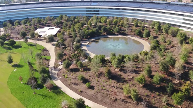 Chiếc hồ nhỏ bên trong “chiếc nhẫn” đã được bổ sung nước. Nhìn từ trên cao, trụ sở này trông giống như một sân golf. (Ảnh:Business Insider)