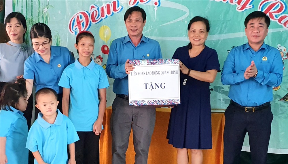 Đây là sự động viên, thể hiện tình cảm của tổ chức công đoàn Quảng Bình đến các hoàn cảnh đặc biệt, khó khăn. Ảnh: Lê Phi Long