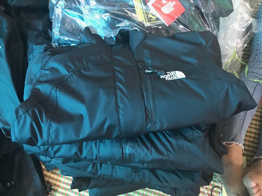 Chủ cơ sở sản xuất hàng nhái thương hiệu “The North Face” khai nhận, thị trường tiêu thụ của những chiếc áo gió hàng hiệu này chủ yếu là Hà Nội.