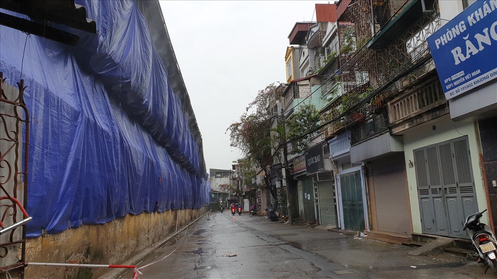 Khu vực nhà máy Rạng Đông đã được quây bạt kín để khắc phục sự cố. Ảnh: Tùng Giang.