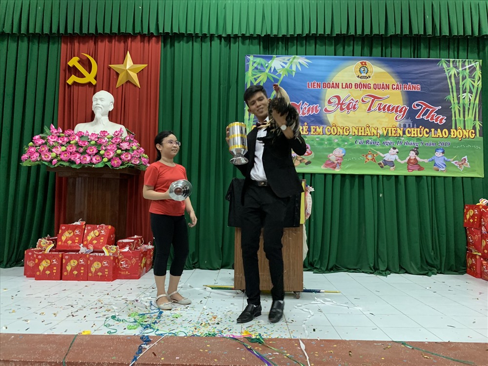 Những màn ảo thuật tại buổi lễ Tết trung thu làm các em học sinh thích thú. Ảnh: Thành Nhân