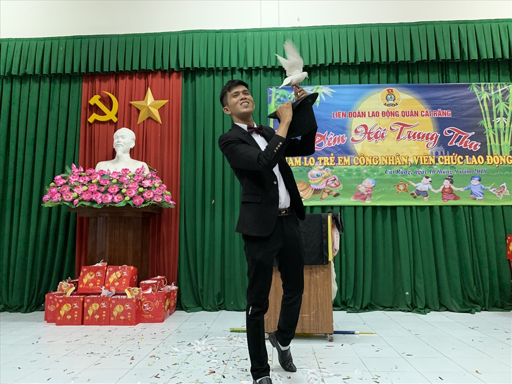 Những màn ảo thuật tại buổi lễ Tết trung thu làm các em học sinh thích thú. Ảnh: Thành Nhân