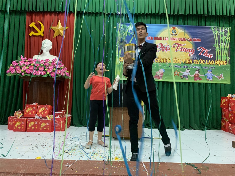 Những màn ảo thuật tại buổi lễ Tết trung thu làm các em học sinh thích thú. Ảnh: Thành Nhân