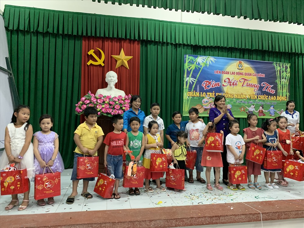 Trao quà cho các em học sinh tại buổi lễ. Ảnh: Thành Nhân