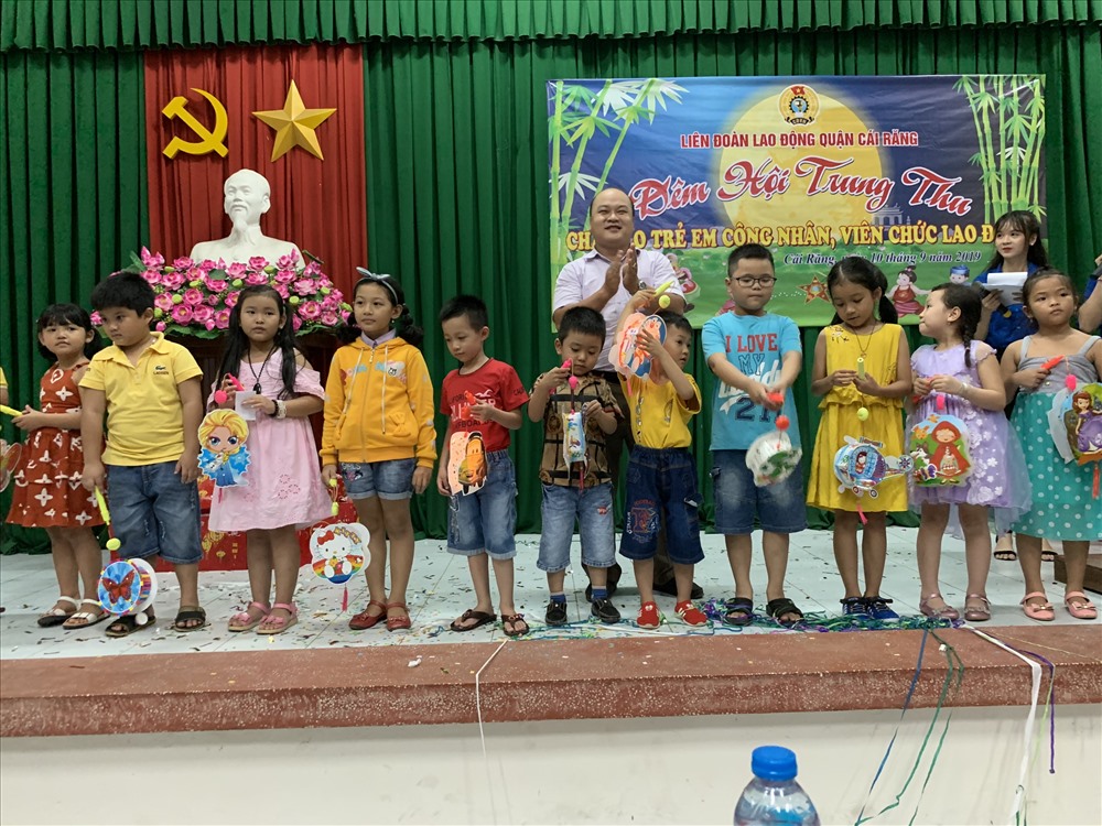 Trao quà cho các em học sinh tại buổi lễ. Ảnh: Thành Nhân