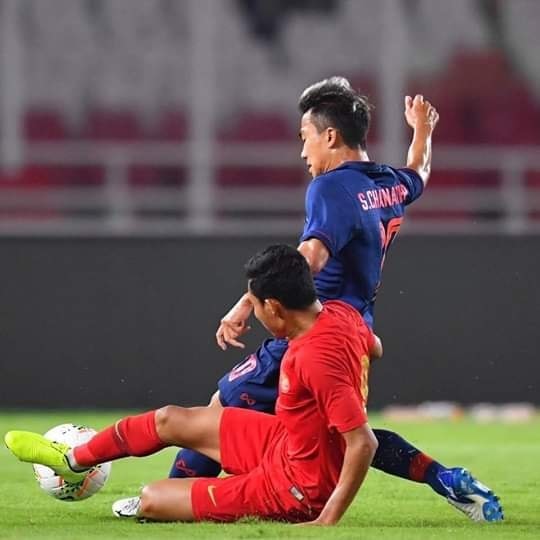 Indonesia không thể ngăn cản sức mạnh của hàng công Thái Lan (Ảnh: AFC)
