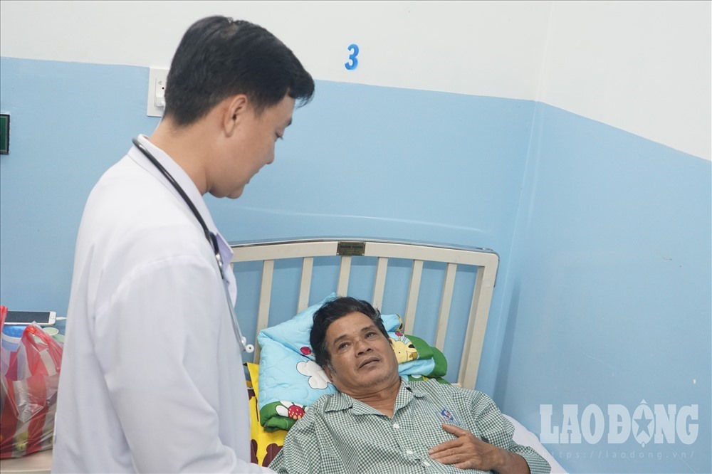 Bác sĩ thăm khám cho diễn viên Mai Trần. Ảnh: Hà Phương