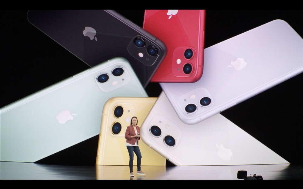 Apple cho biết iPhone 11 có màn hình LCD Liquid Retina 6.1 inch, thời lượng pin dài hơn một giờ so với iPhone XR, Face ID nhanh hơn và chip A13 Bionici khiến nó trở thành chiếc điện thoại sở hữu bộ vi xử lý (CPU) và chip đồ họa (GPU) nhanh nhất trong số các điện thoại thông minh hiện có trên thị trường.