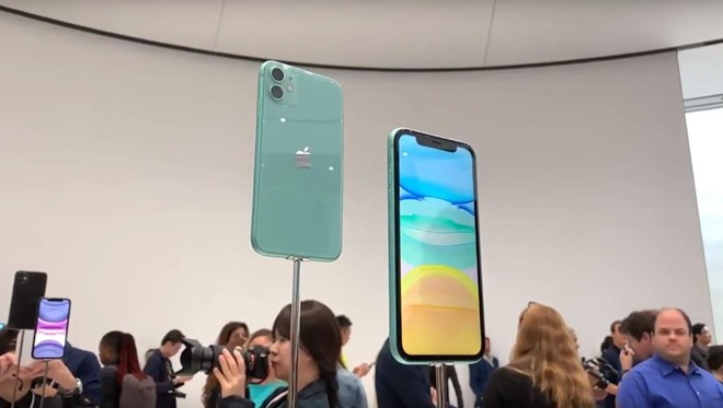 Ngoài màu đỏ, trắng, đen và vàng như iPhone XR, iPhone 11 được thêm màu xanh và tím nhạt, thay thế cho màu cam và màu xanh dương.