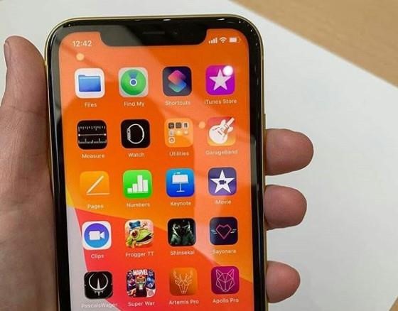 Cụm camera trước sử dụng cảm biến nhận diện khuôn mặt 3D Face ID và cảm biến 12 megapixel, có thể chụp ảnh xoá phông và quay video selfie tua chậm Slofies. Pin có thời gian sử dụng tăng thêm 1 giờ so với iPhone XR, cho thời gian xem video liên tục 17 giờ.