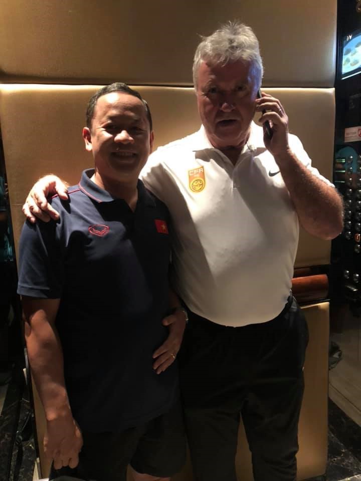 Trợ lý Lê Huy Khoa và ông Guss Hiddink. Ảnh: FBNV