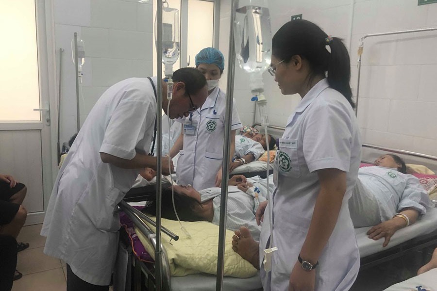Bác sĩ khám cho bệnh nhân. Ảnh: B. NGỌC