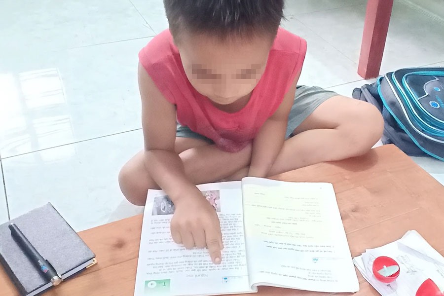 Cháu Hoàng Anh K cũng không viết đúng được tên của mình, dù đã học lớp 2. Ảnh: P.V