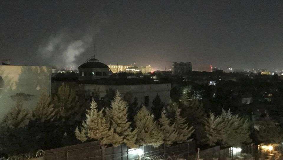 Khói bốc lên ở Đại sứ quán Mỹ tại Kabul, Afghanistan, ngày 11.9.2019. Ảnh: AP