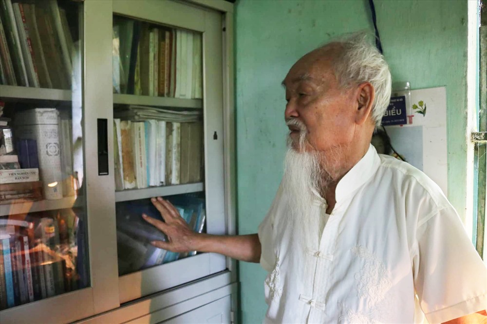 Cụ Thiêm lưu giữ trong tủ rất nhiều cuốn sách quý và thường xuyên đọc cho vợ mình nghe. Ảnh: Thái Hà.