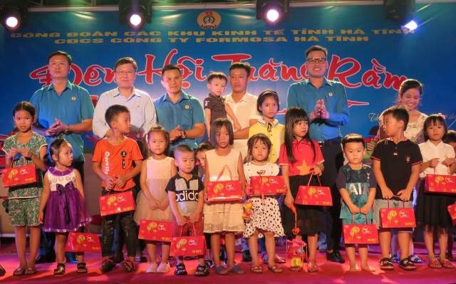 Trao quà của Công đoàn cơ sở Cty FHS cho các cháu thiếu nhi