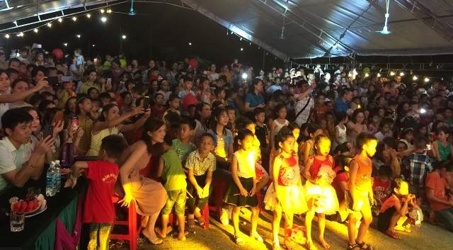 Rất đông các cháu thiếu nhi đến tham dự Đêm hội trăng rằm tại Cty FHS