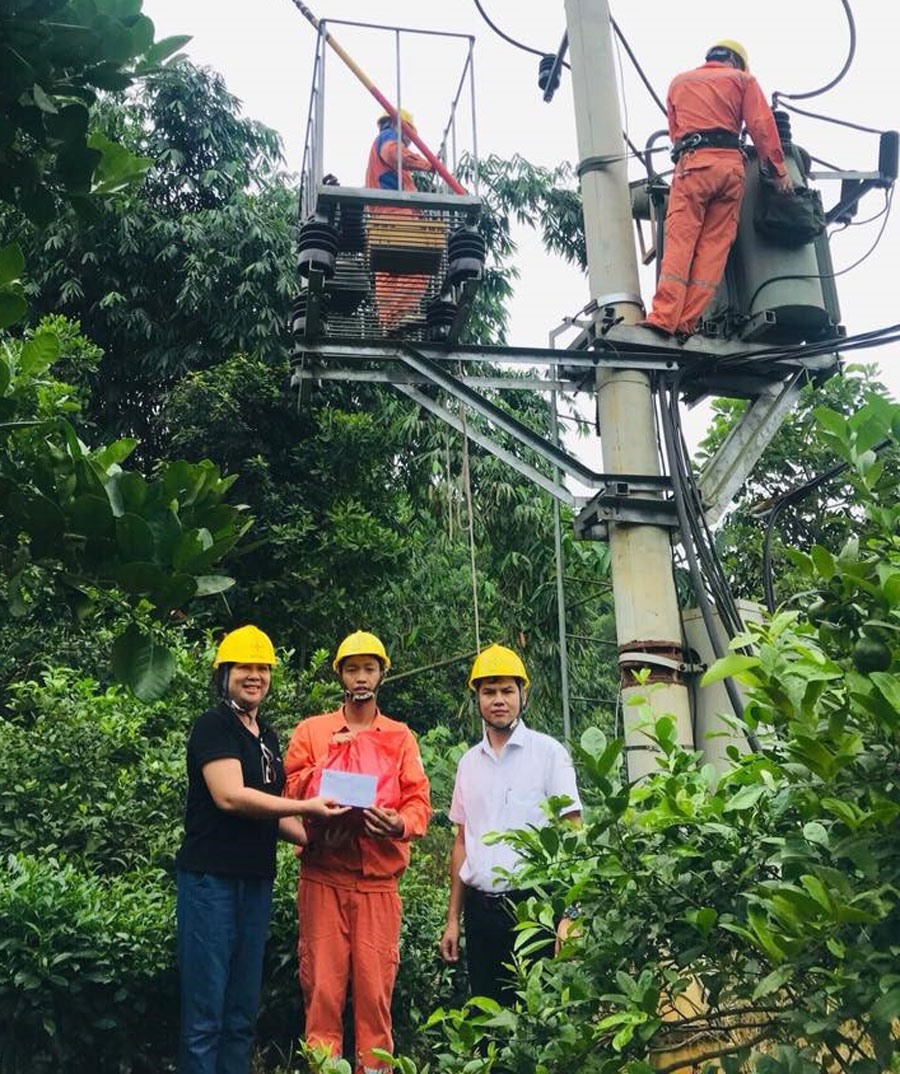 Bà Bạch Lê Hoa tặng quà người lao động tại địa bàn vùng sâu, vùng xa. Ảnh: HỒNG NHUNG