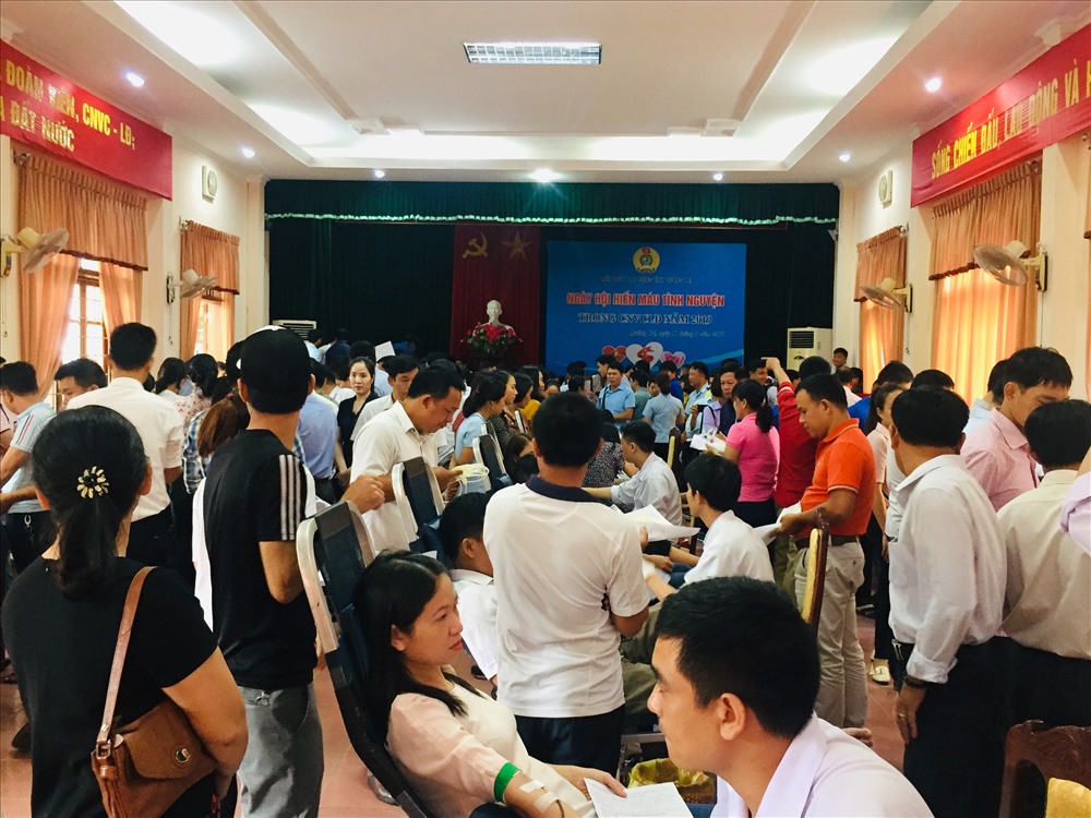 Rất đông CNVCLĐ tham gia hiến máu. Ảnh: HT.