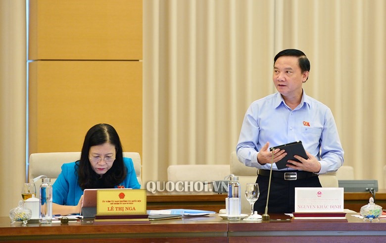 Chủ nhiệm Ủy ban Pháp luật Nguyễn Khắc Định trình bày báo cáo thẩm tra.