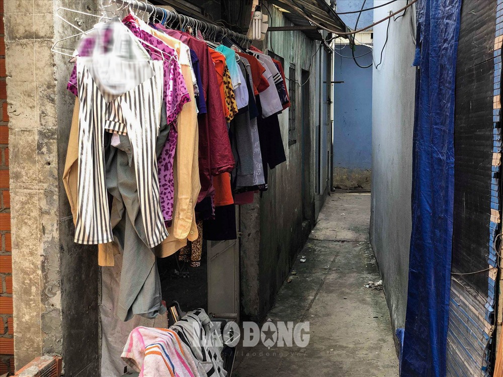 Hẻm nhỏ chỉ đủ cho một người đi, nhưng nhiều người dân nơi đây vẫn phải tận dụng để phơi quần áo, cơi nới “chuồng cọp” để sử dụng.