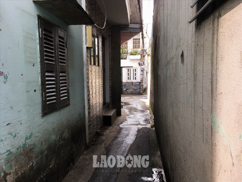 Bất tiện và tiềm ẩn nhiều nguy cơ, tuy nhiên khi được hỏi nhiều người dân TPHCM cho biết đã quen và chấp nhận cuộc sống bên trong những con hẻm “một người đi“.
