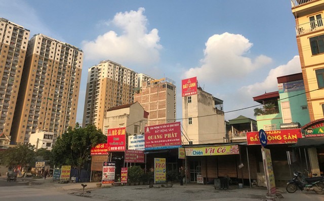 Các văn phòng nhà đất mọc lên như nấm sau mưa tại Hoài Đức. Ảnh: cff.