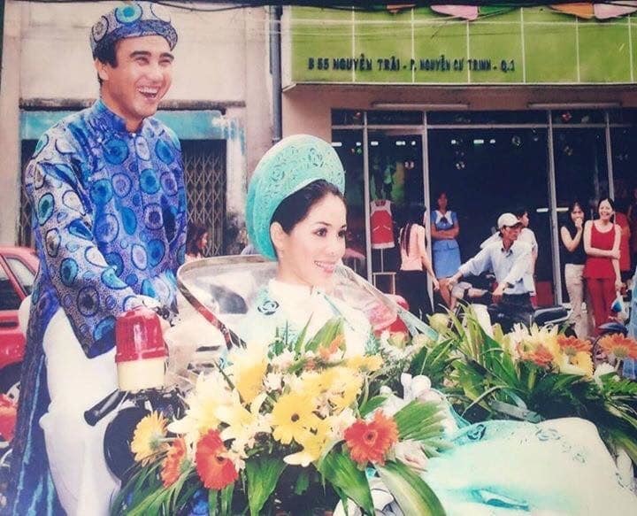 MC Quyền Linh và vợ ngày cưới. Ảnh: FBNV