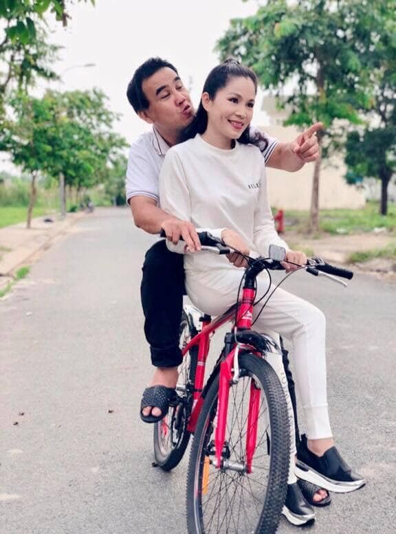 Quyền Linh và vợ. Ảnh: FBNV