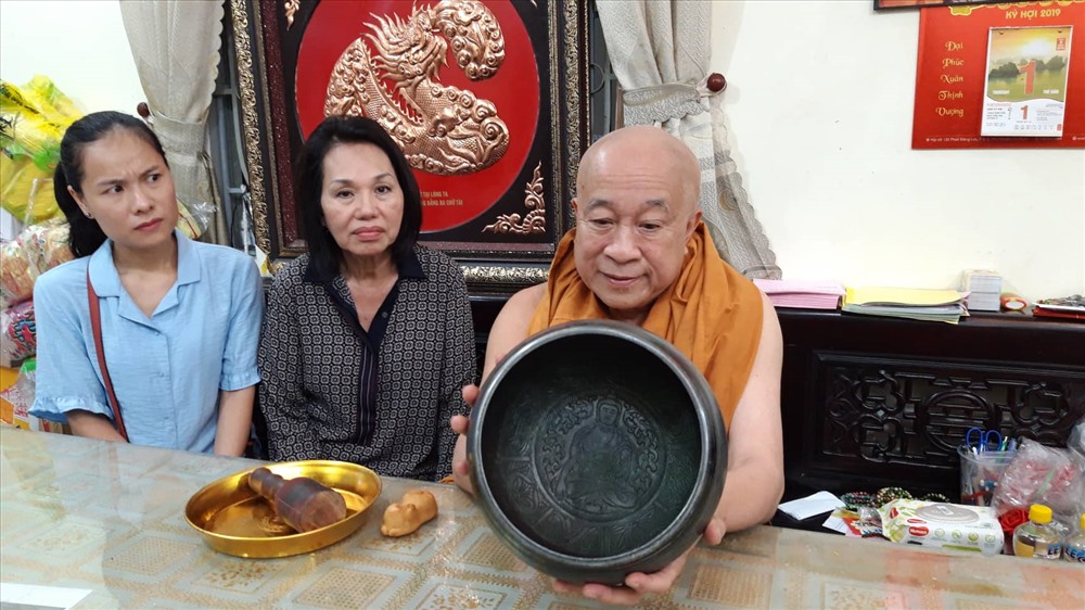 Trong lúc trò chuyện, thầy Thích Thiện Chiếu giới thiệu chiếc bát bằng đồng đen, xuất từ Tây Tạng. Ảnh TK.