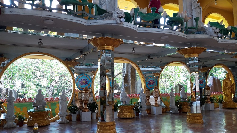 Xung quanh chùa cũng không có tường che chắn. Ảnh TK.