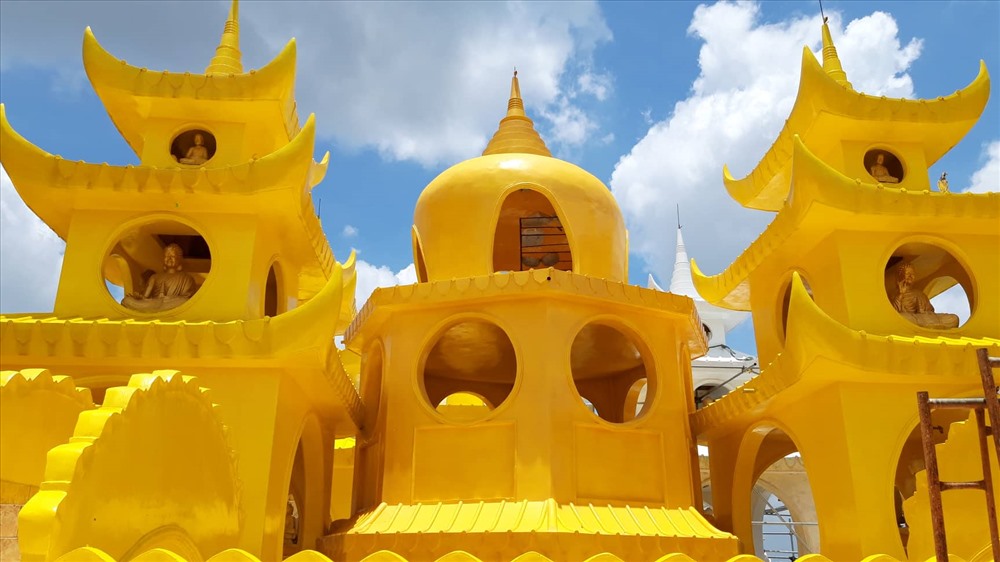 Được bao bọc bởi 9 ngọn tháp trên mái chùa, nên nước mưa khó có thể tạt vào phần trống rộng khoảng 20m2 “không nóc“. Ảnh TK.
