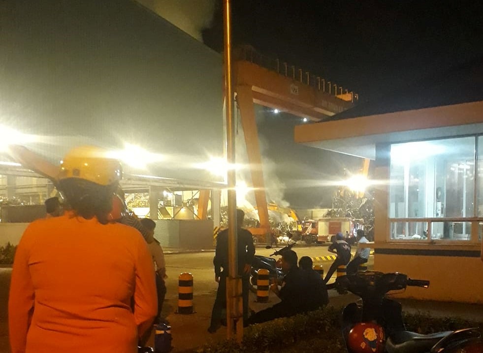 Người dân theo dõi lực lượng chức năng dập lửa.