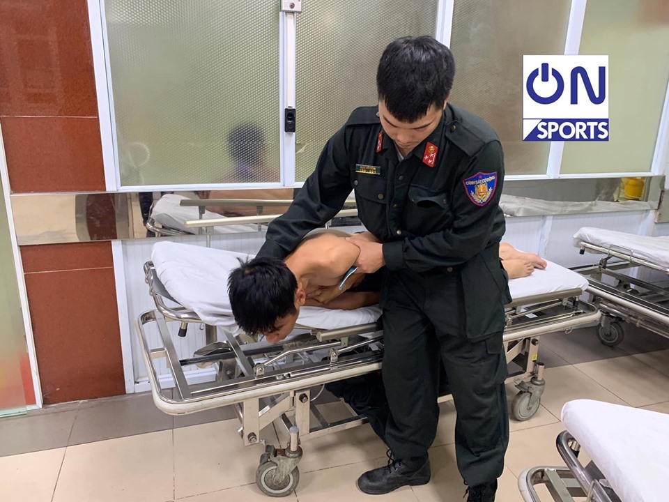 Một chiến sĩ cảnh sát cơ động bị hành hung và rơi vào tình trạng nôn mửa, tổn thương vùng đầu (Ảnh: On Sports)