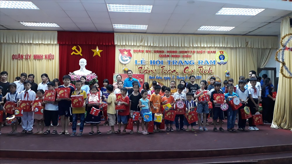 Trao quà và lòng đèn cho các cháu thiếu nhi tại hội trường Quận ủy Ninh Kiều. Ảnh: Thành Nhân