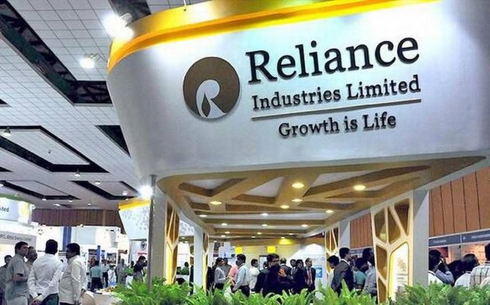 Dhirubhai Ambani - cha của Mukesh và Anil - sáng lập công ty tiền thân của Reliance Industries vào năm 1957. Sau khi ông qua đời năm 2002, vợ ông đã thu xếp để hai con trai chia tài sản và quyền kiểm soát công ty.