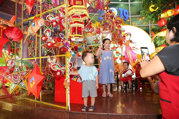 Các em nhỏ cũng rất thích thú với khu trưng bày đèn lồng. Ảnh: PVcombank