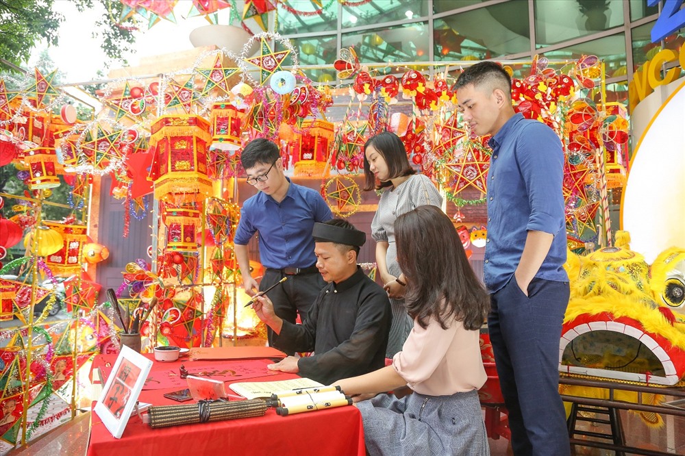 Với đèn lồng rực rỡ, mặt nạ, đầu lân cổ truyền, ông đồ già cho chữ… PVcomBank đã tái hiện một góc phổ cổ Hà Nội, mang đến những cung bậc cảm xúc đặc biệt cho công chúng về một mùa trăng xưa thật đẹp.