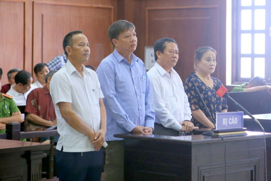 Vụ án kéo dài 8 năm chưa kết thúc, 2 doanh nhân và 3 cán bộ hải quan vẫn đang tiếp tục kêu oan. Ảnh: HƯNG THƠ