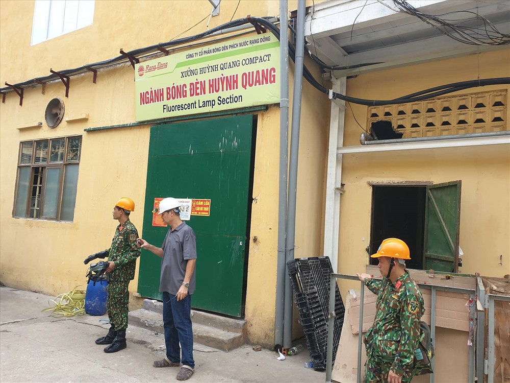 Sau khi tiến hành dọn dẹp xong, lực lượng quân đội tham gia tẩy độc.
