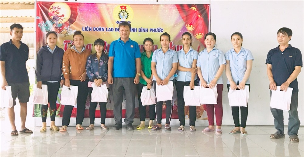 Ông Nguyễn Hữu Đại – Chủ tịch Công đoàn các khu công nghiệp tỉnh thăm hỏi và tặng quà cho con đoàn viên, công nhân lao động khó khăn.