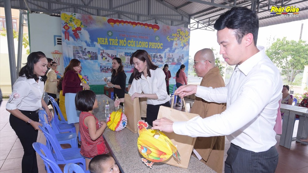 Hoa hậu Việt Nam Đặng Thu Thảo cùng những người bạn tặng quà cho trẻ mồ côi tại Chùa Long Phước Bạc Liêu (ảnh Phật giáo Bạc Liêu)