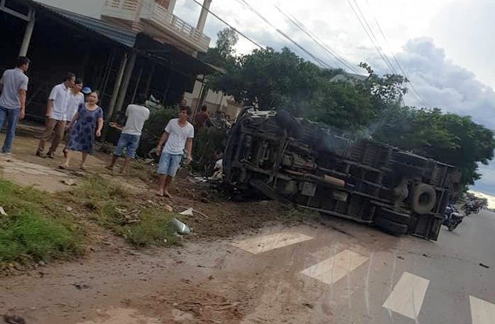 Xe ôtô tải chở gạo lật nghiêng trên Quốc lộ 9. Ảnh: HN.